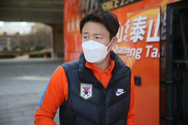 开云体育中国官网-中超冬窗引援一览：广州队只出不进 泰山连签强援